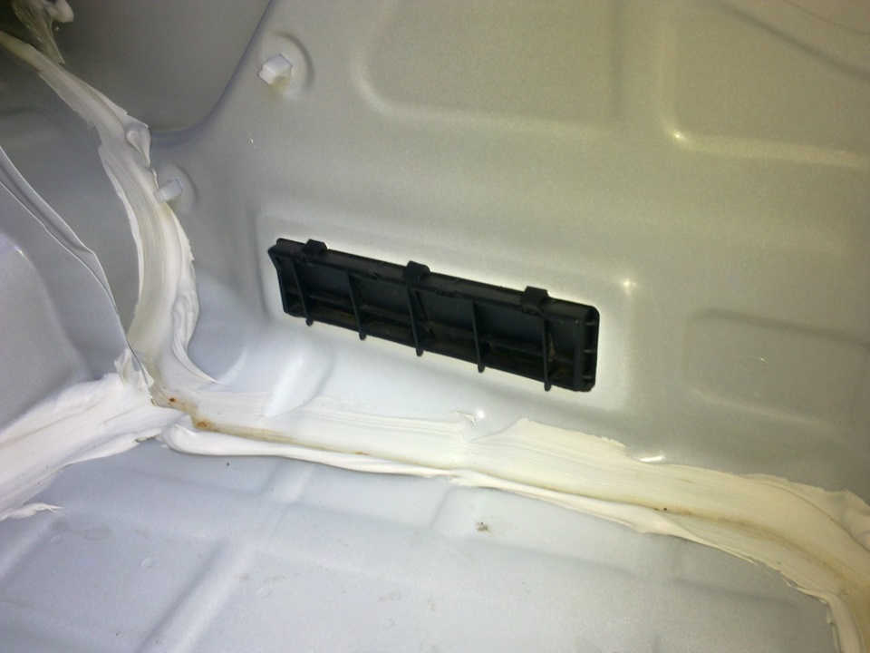 Клапан воздуха в багажнике при шумоизоляции фото
