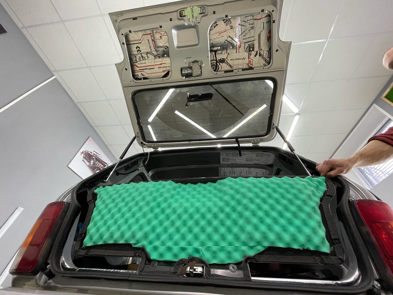 Шумоизоляция Крышка багажника Нива 1 слой вибро шумопоглатитель и антискрип на обшивке фото