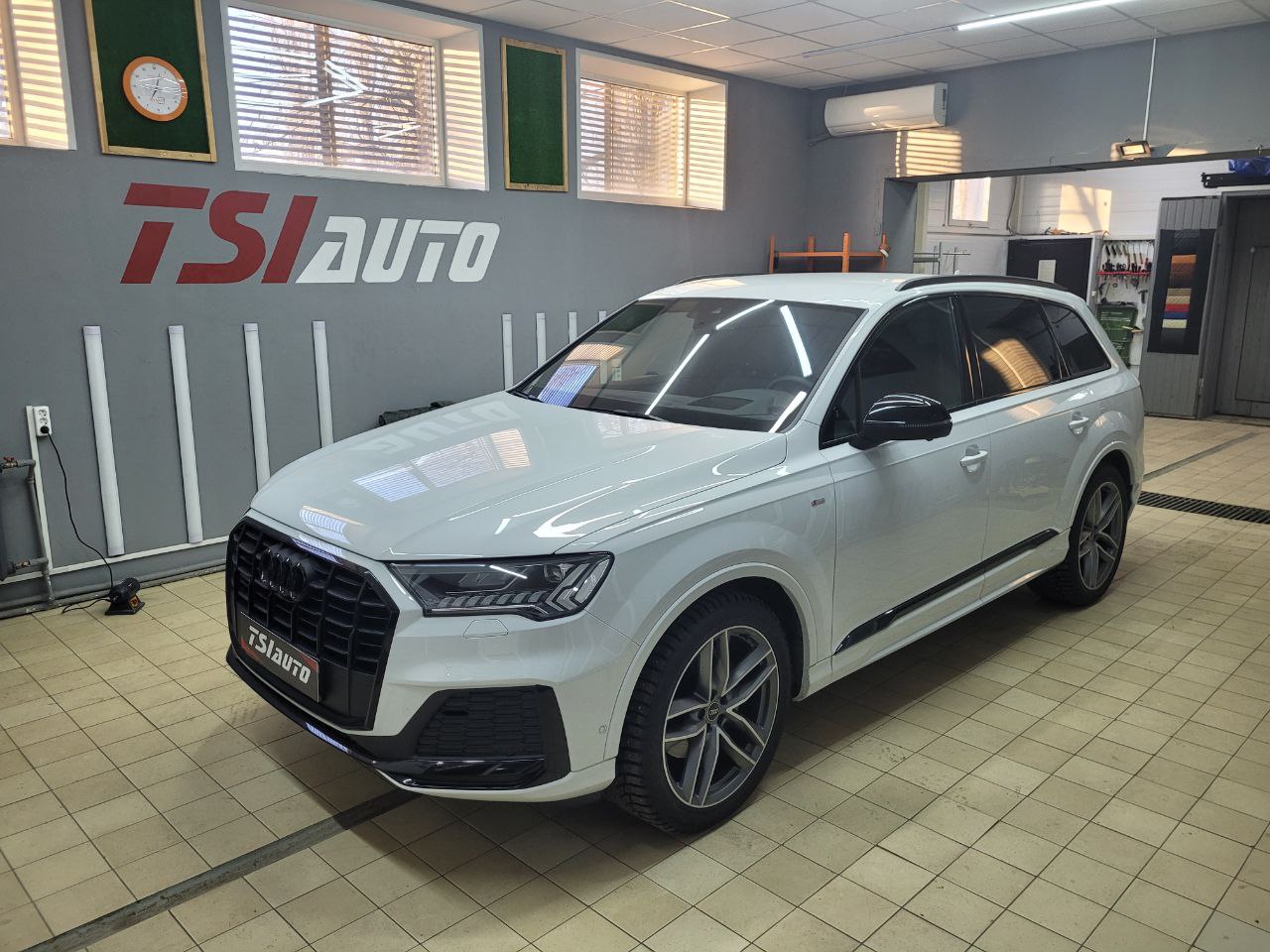 Шумоизоляция Audi Q7 с фотографиями и ценами выполненных работ с материалами Шумофф