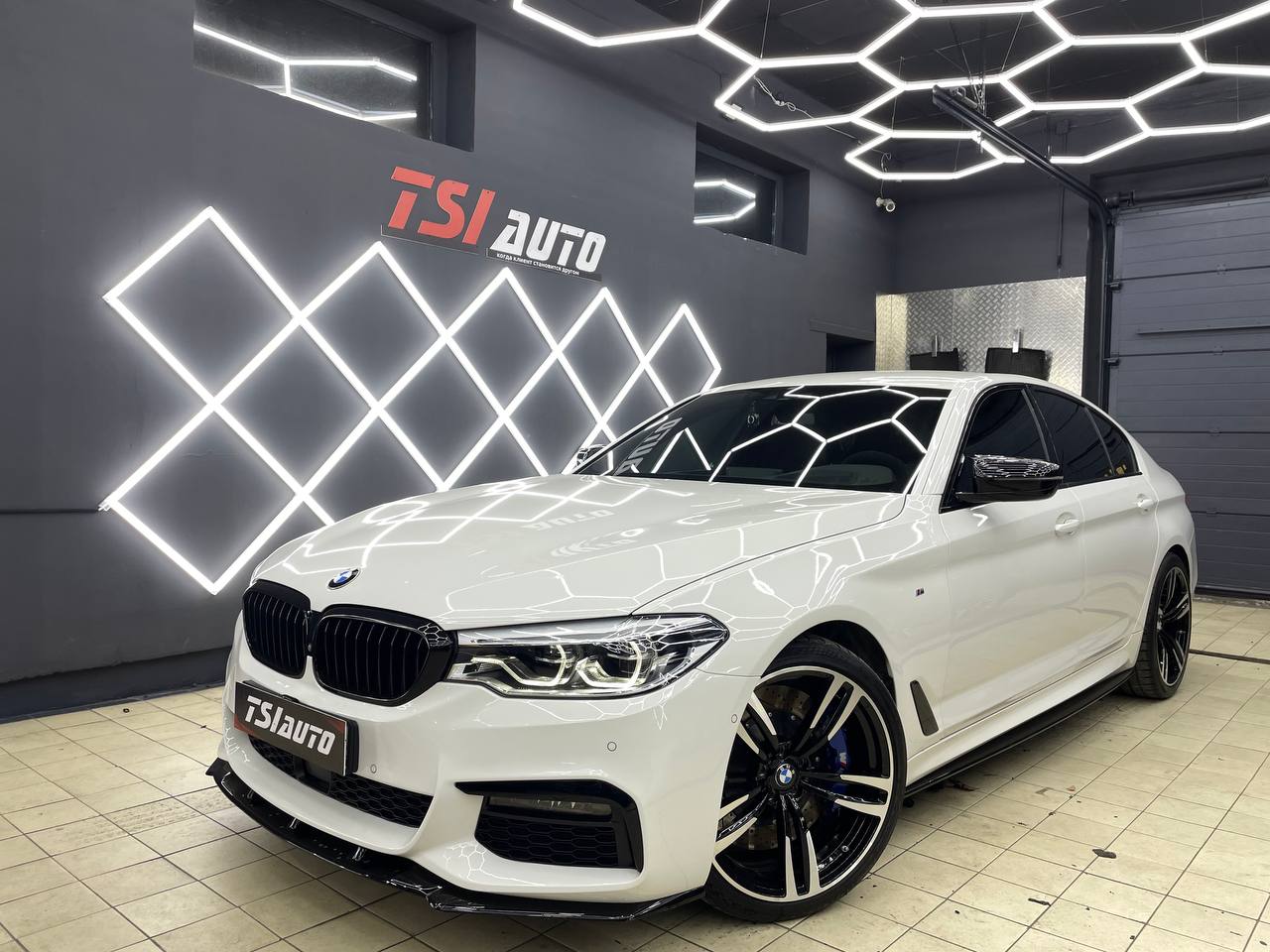 Шумоизоляция дверей и пола в салоне BMW 5 в Воронеже