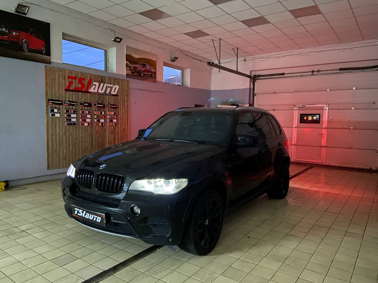 Установка подсветки салона в BMW X5 E70 в Воронеже