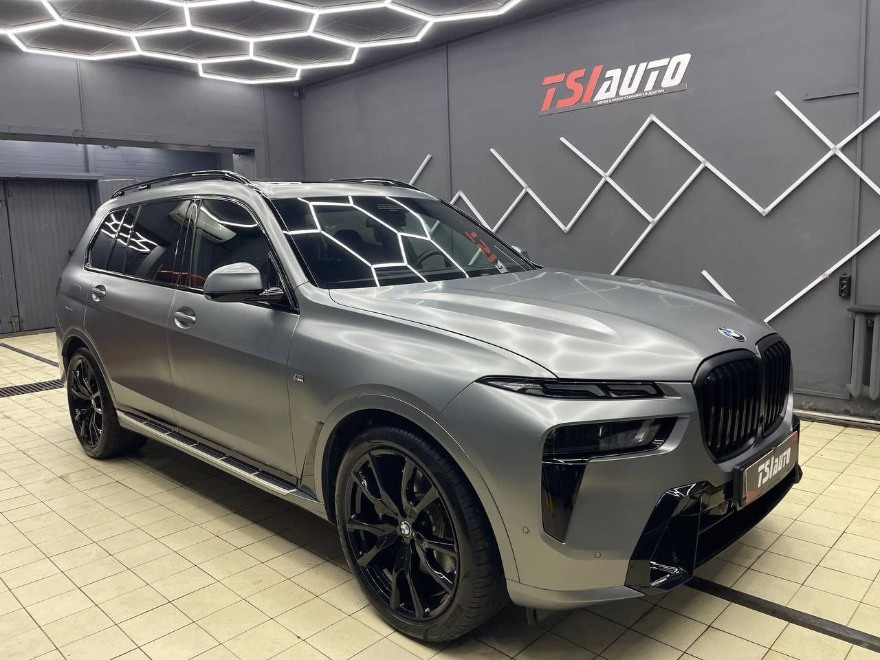 BMW X7 оклейка сатиновой плёнкой в Воронеже