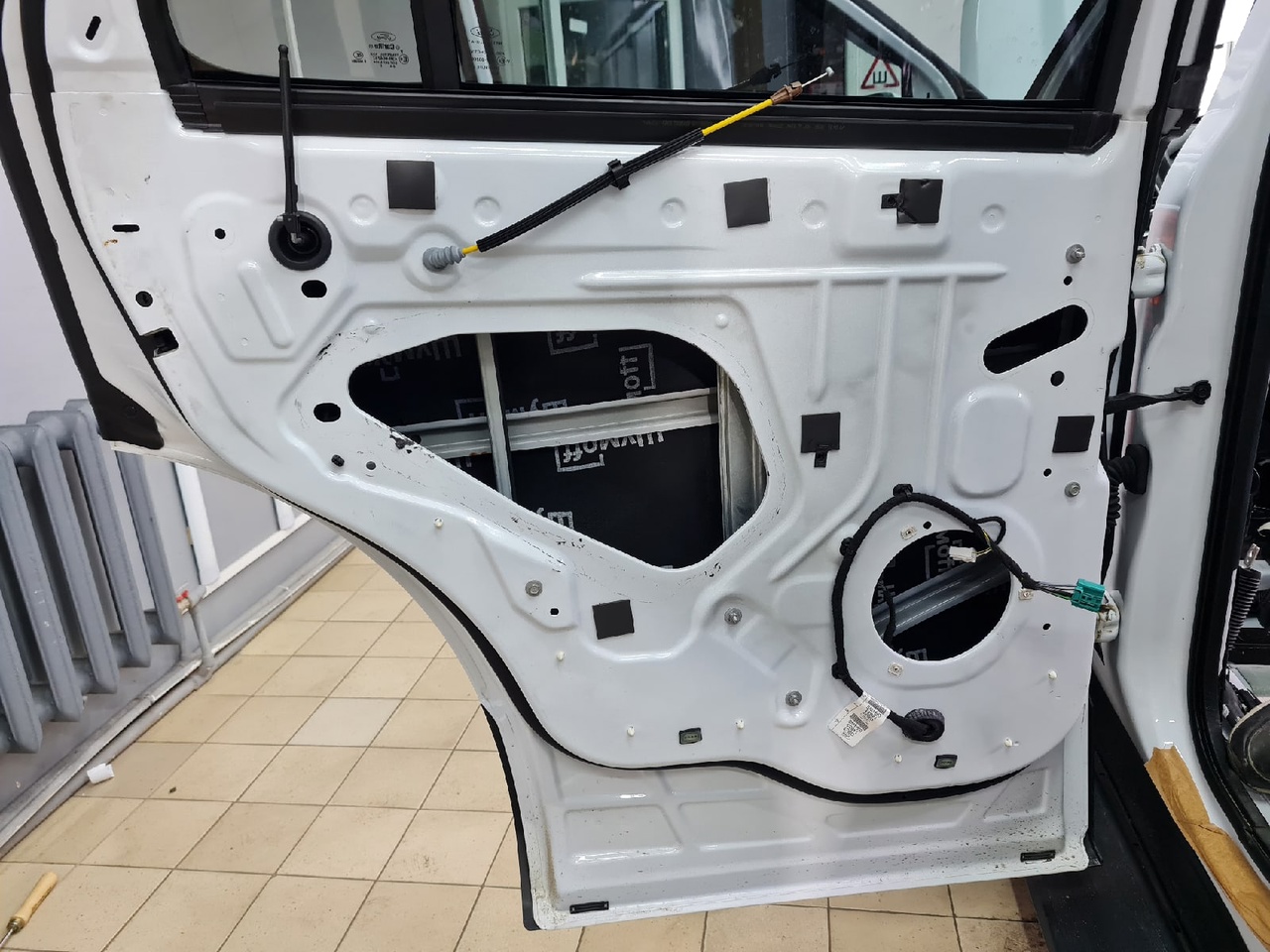 шумоизоляция Ford Explorer двери армирующий слой технологические отверстия