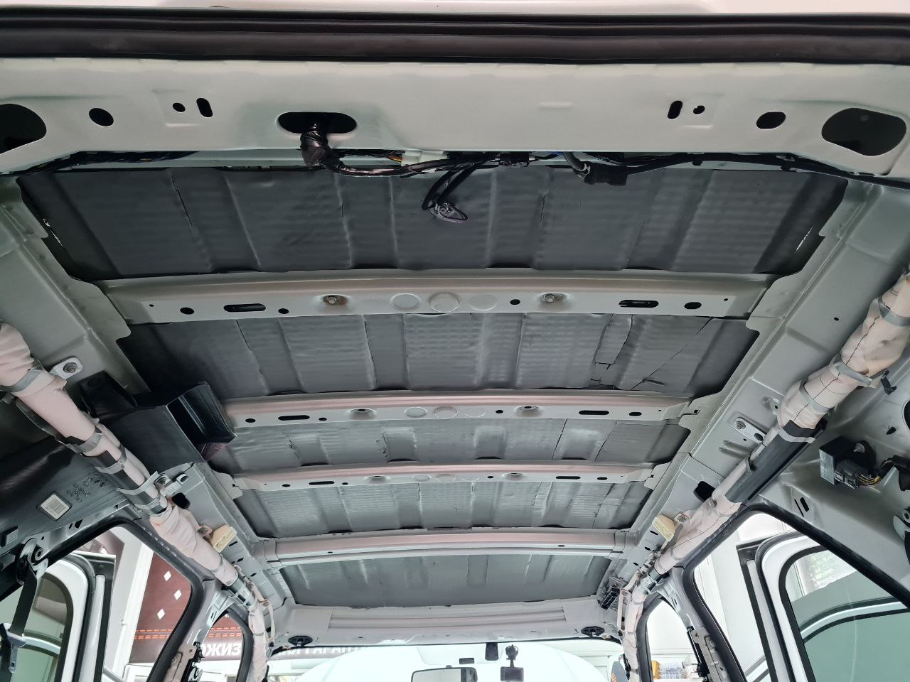 Шумоизоляция Ford Explorer крыша 3 слой звукопоглатитель