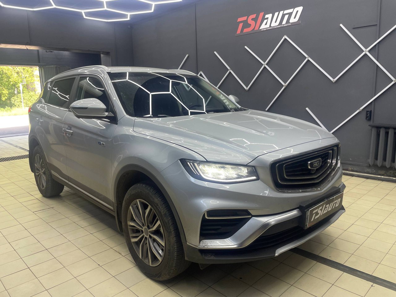 Geely Atlas Pro установка сабвуфера и усилителя фото и цены