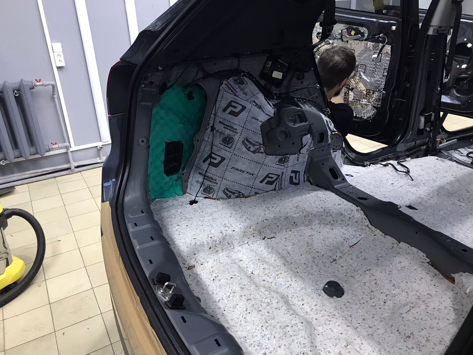 шумоизоляция Hyundai ix35 багажник 2 слой комбинированный фото