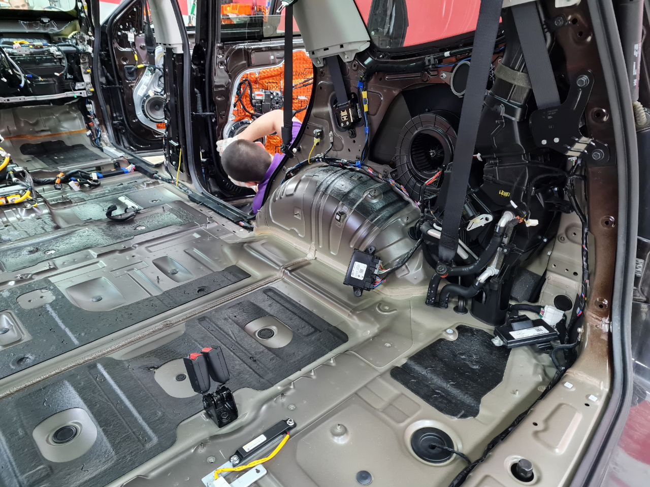 Как снять заводскую шумоизоляцию в автомобиле?