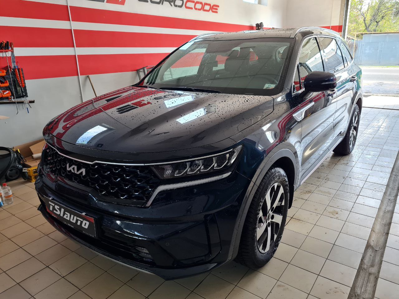 Полная шумоизоляция Kia Sorento 4 материалами Шумофф включая арки снаружи