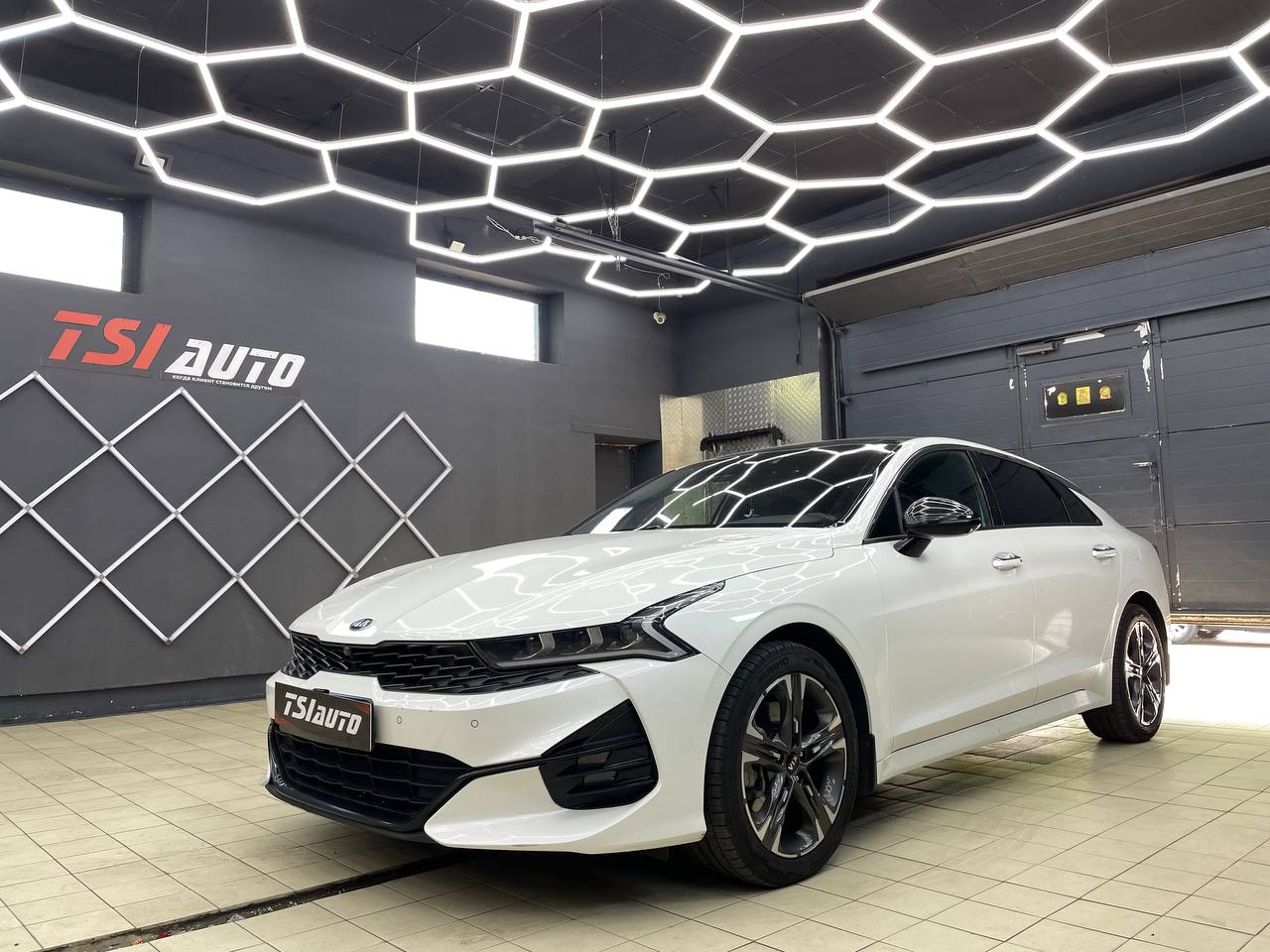 Оклейка бронепленкой Kia K5 в Воронеже