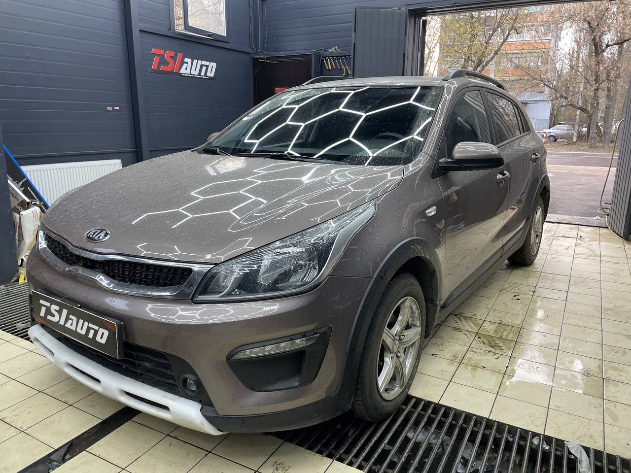 Замена головного устройства с камерой заднего вида Kia Rio фото и цены