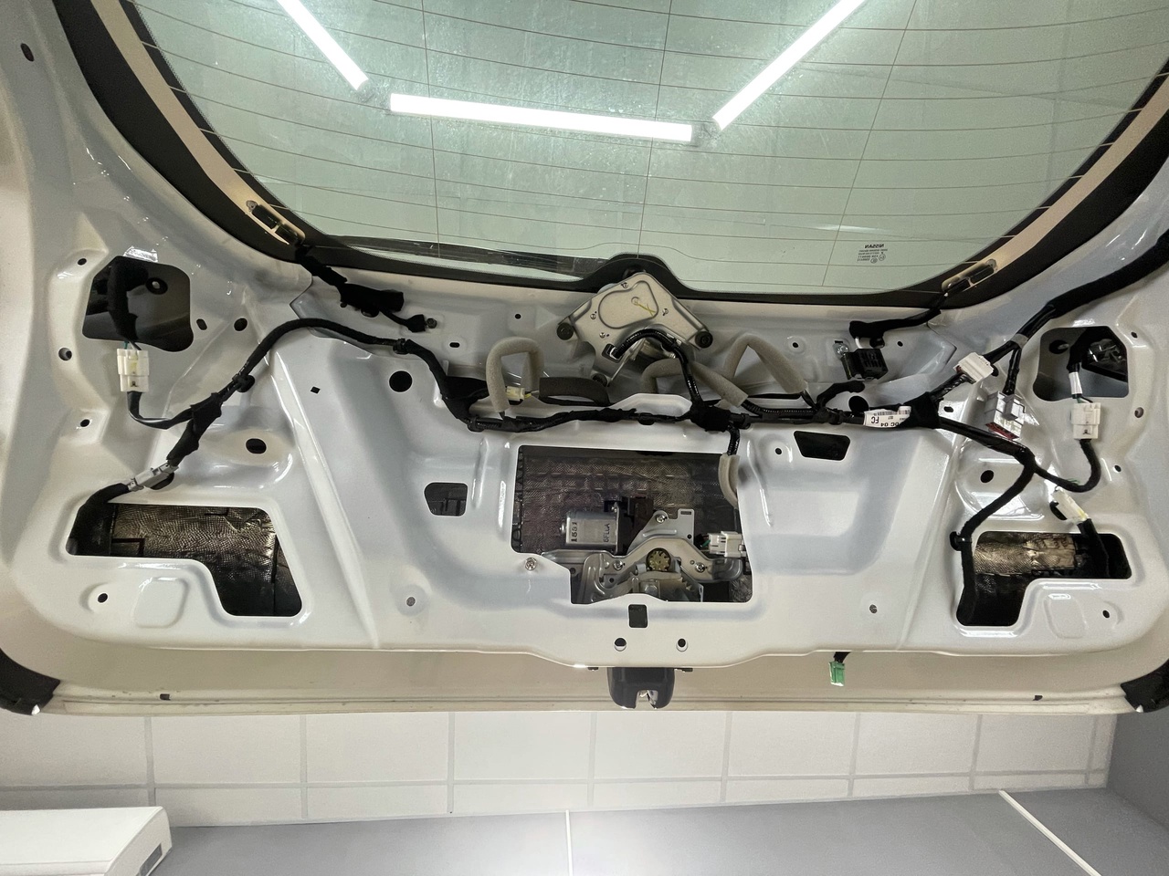 Nissan Murano Обшивка крышки багажника шумопоглотитель и антискрип