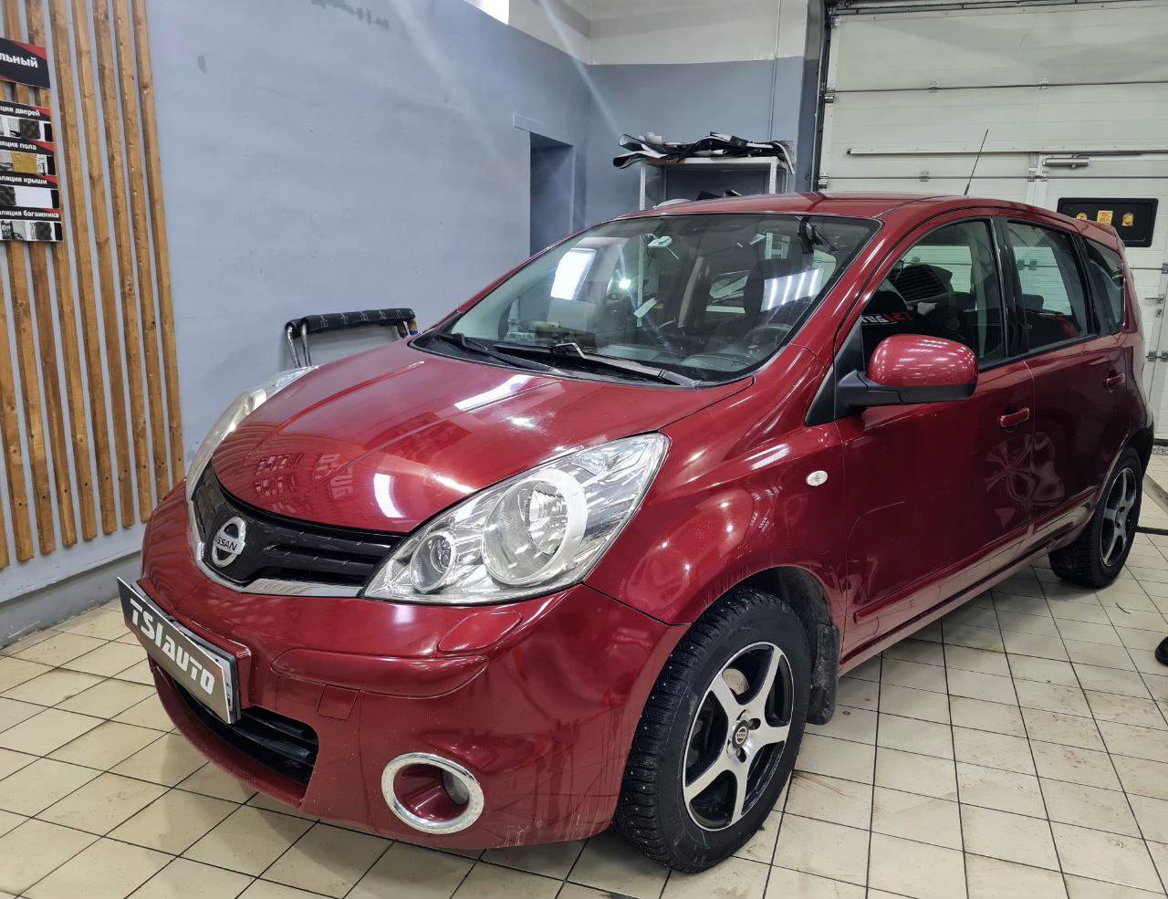 Nissan Note оклейка фар бронепленкой в Воронеже