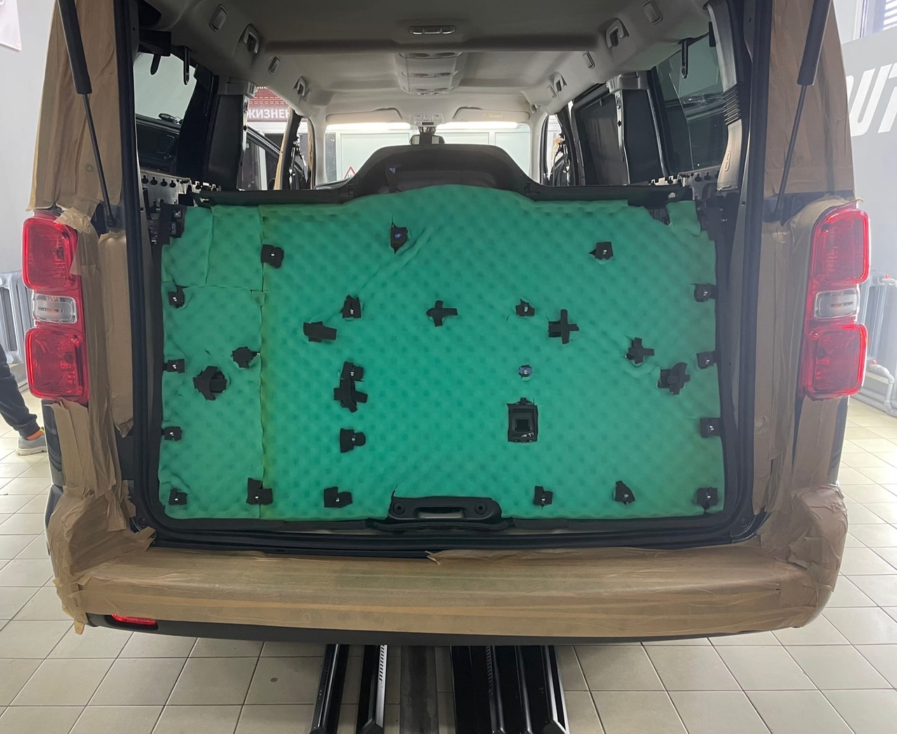 Opel Zafira Life шумопоглотитель и антискрип на обшивке крышки багажника шумоизоляция