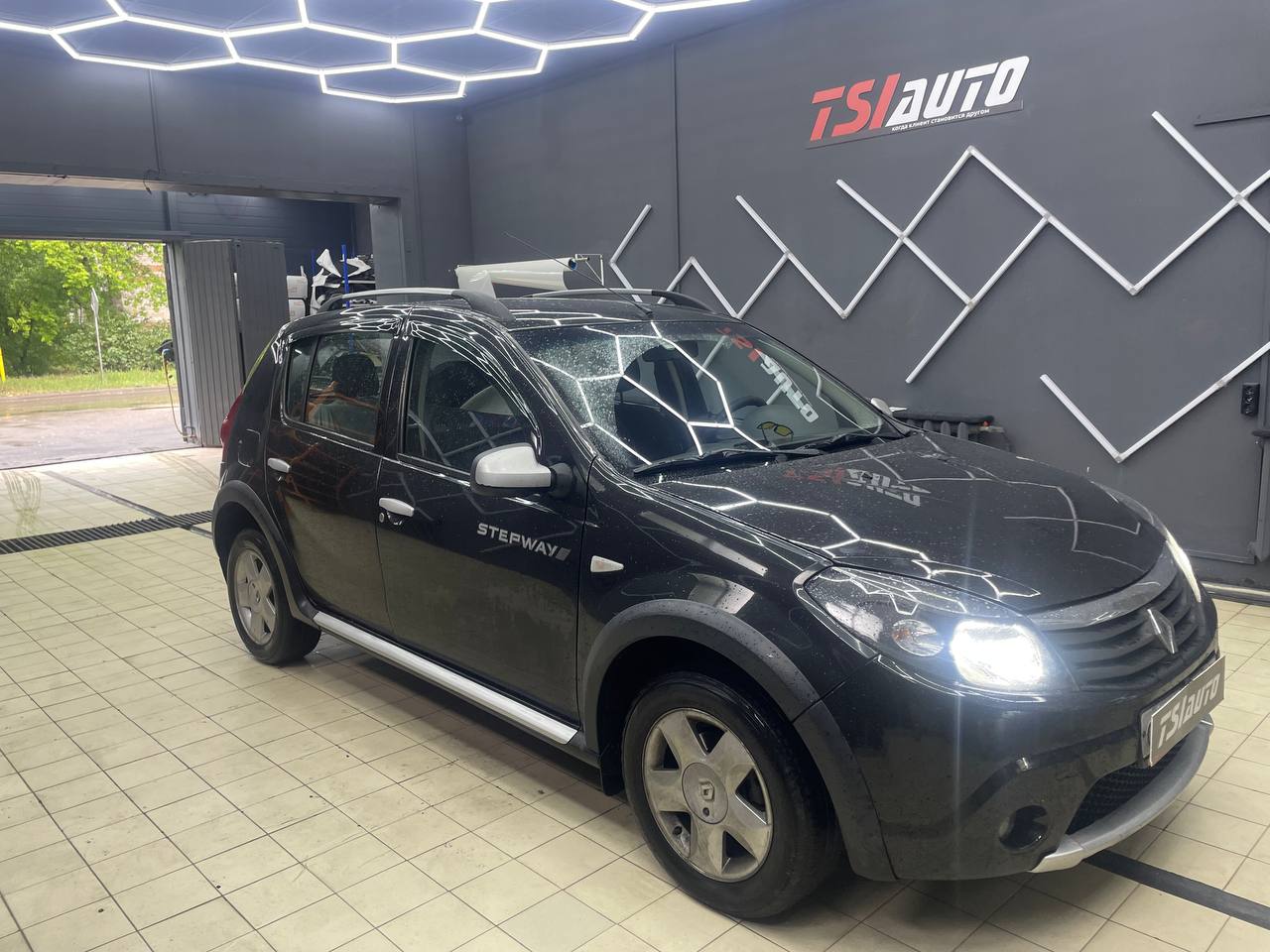 Замена головного устройства Renault Sandero в Воронеже