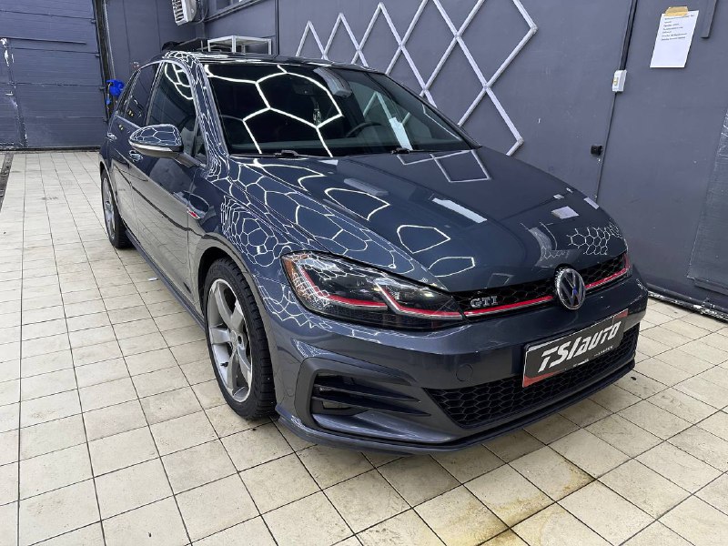 Химчистка Volkswagen Golf GTI и мойка двигателя в Воронеже