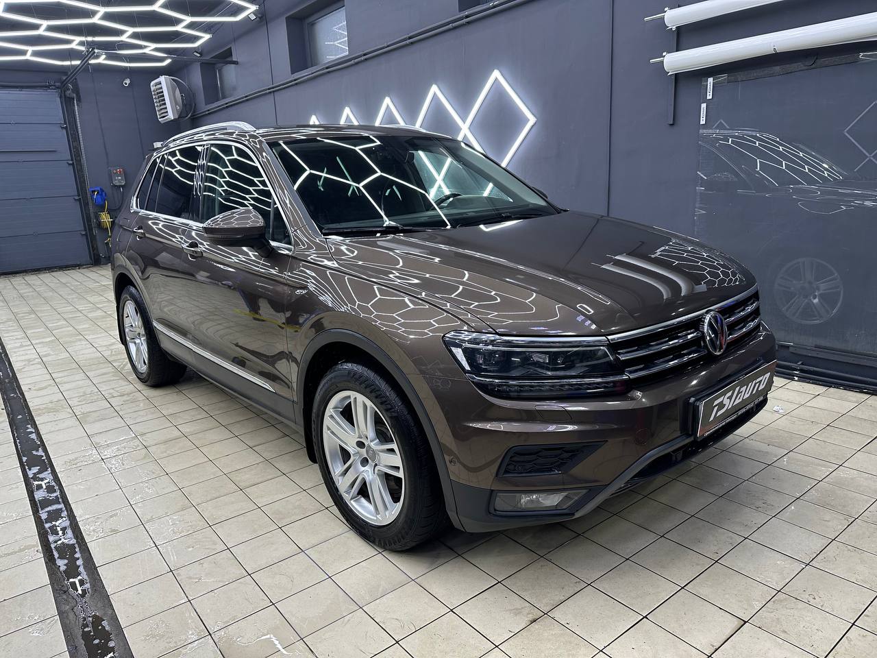 Химчистка салона Volkswagen Tiguan и мойка двигателя в Воронеже