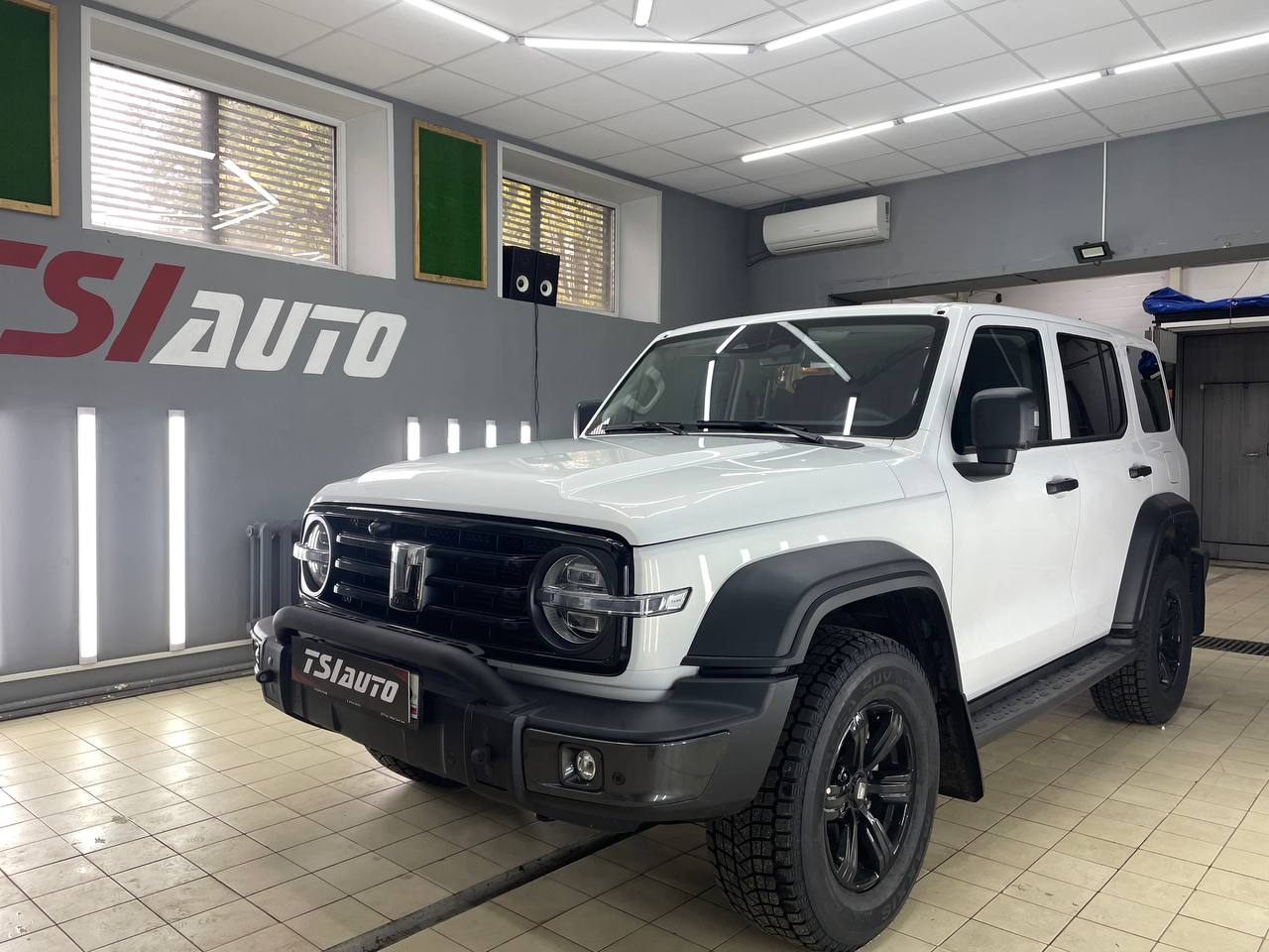 Танк 300 оклейка пленкой крыши в Воронеже