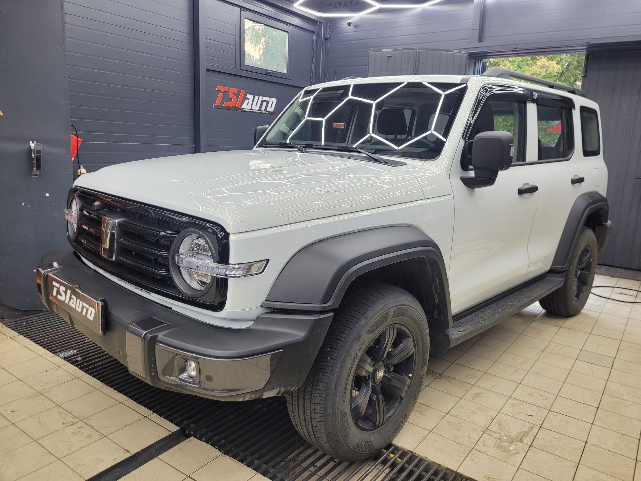 Танк 300 оклейка пленкой в Воронеже