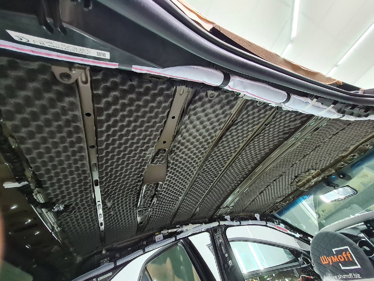 Шумоизоляция Toyota Camry v70 фото крыша 3 слой шумопоглотитель