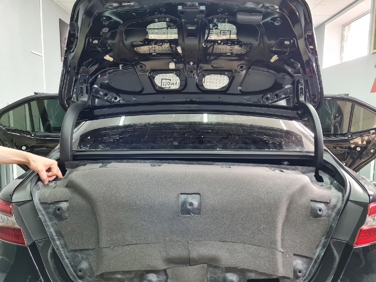Шумоизоляция Toyota Camry v70 фото крышка багажника 1 слой вибро на металл шумопоглотитель на штатную обивку