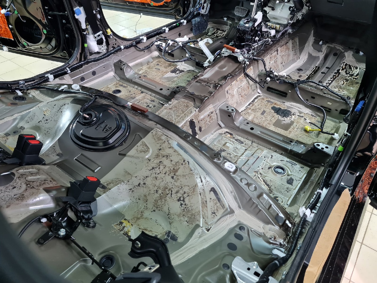Шататная шумоизоляция Toyota Camry пол с демонтированной заводской виброй
