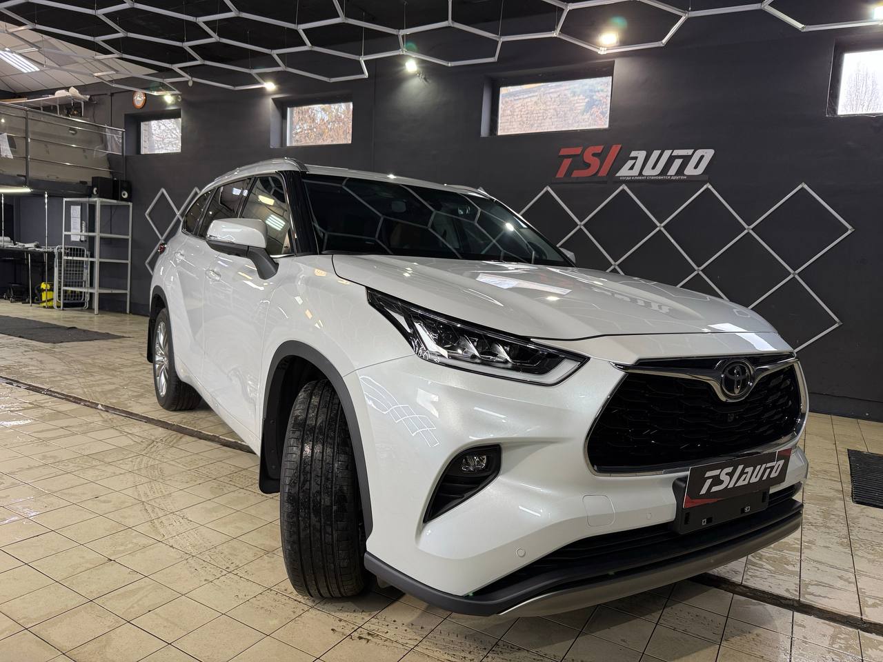 Полная оклейка пленкой Toyota Highlander XU70 в Воронеже