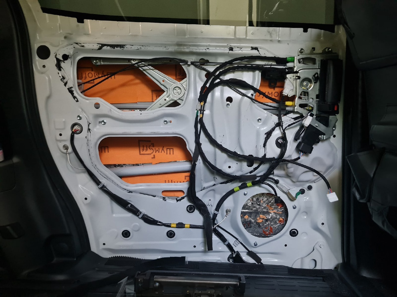 Двери 2 слой звукоизоляция Шумоизоляция Toyota Voxy